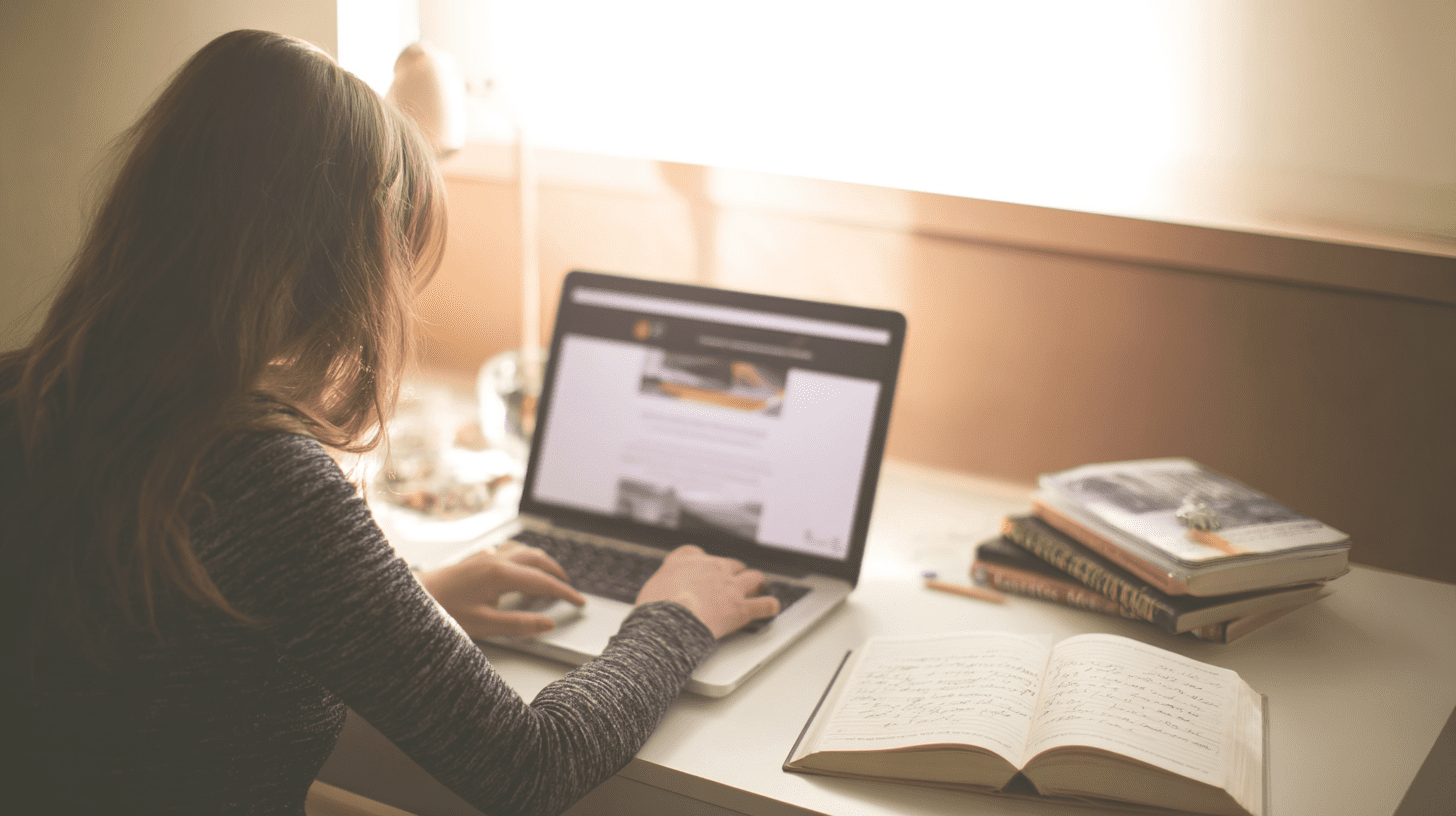 Młoda uczennica siedzi przy biurku i sprawdza na laptopie informacje o rekrutacji na psychologia studia, planując swoją przyszłą karierę.
