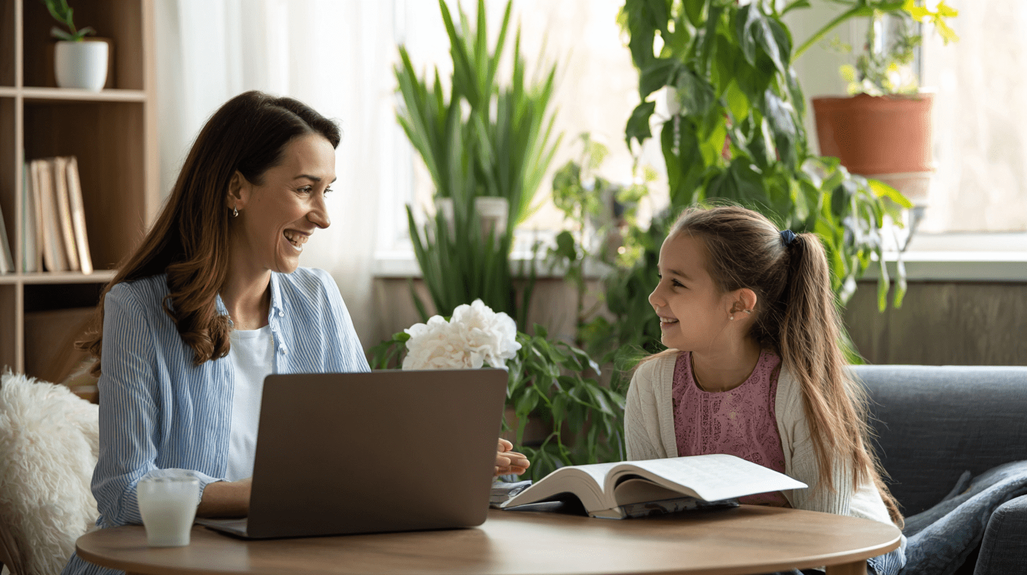 Kobieta realizująca kurs kwalifikacyjny wychowanie do życia w rodzinie online rozmawia z dzieckiem w domowym zaciszu