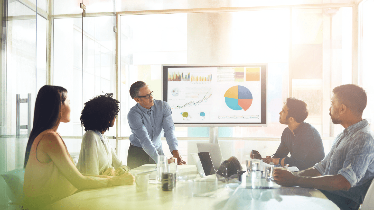 Zespół marketingowy omawia strategię marketing mix 7P analizując dane na spotkaniu w biurze