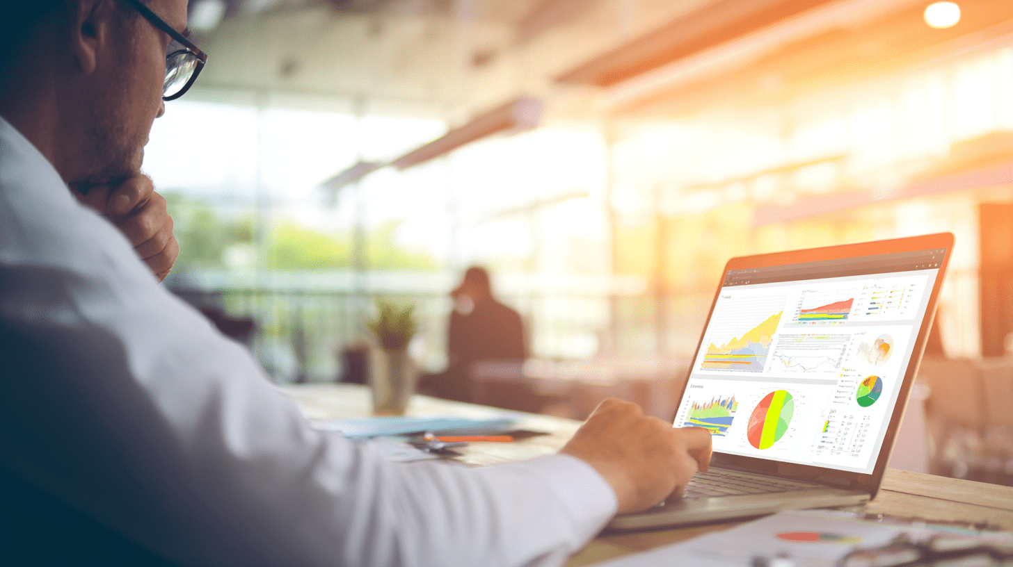 Specjalista planujący strategie marketingowe na 2025 rok, analizujący wykresy efektywności kampanii na laptopie.