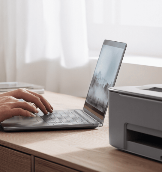 Jak podłączyć drukarkę do&nbsp;laptopa? Kompletny poradnik dla początkujących