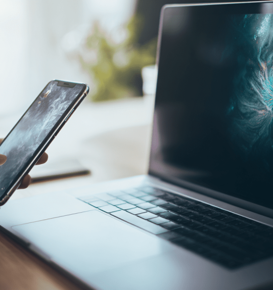 Jak udostępnić ekran z&nbsp;telefonu na&nbsp;laptopa – kompletny przewodnik