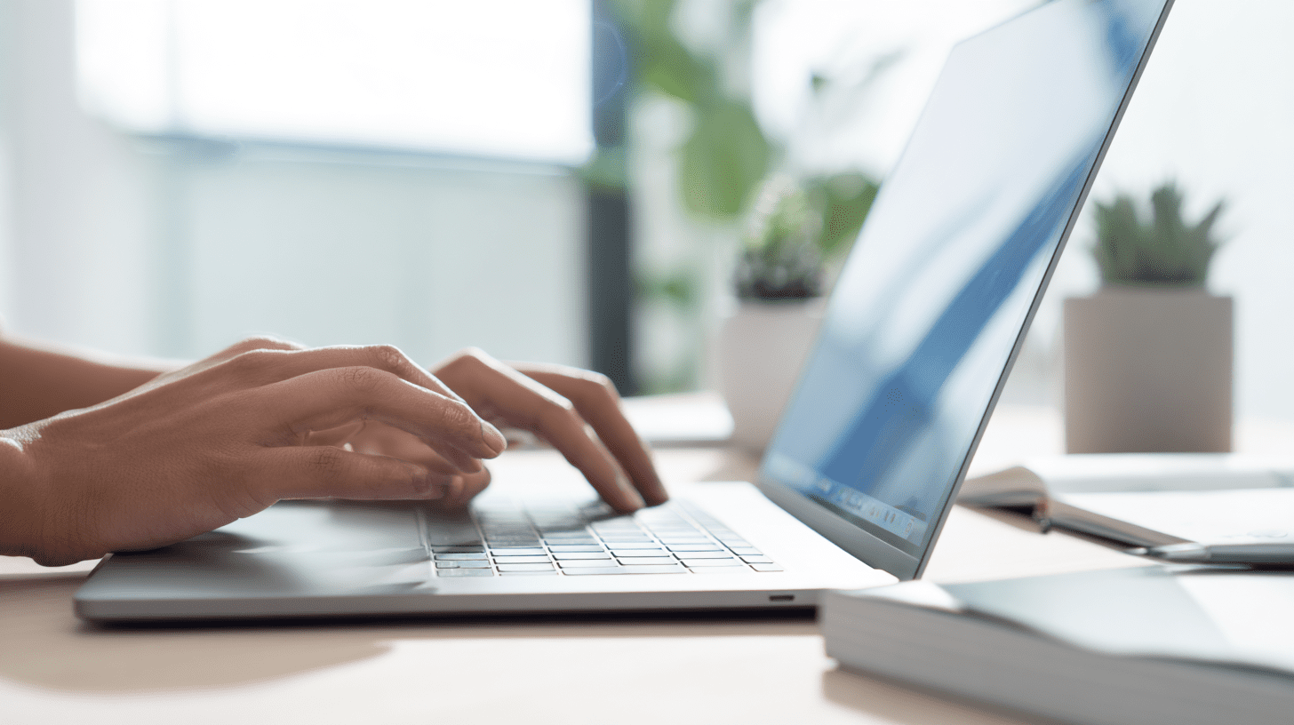 Osoba zmieniająca ustawienia zabezpieczeń na laptopie w jasnym biurze, ilustrująca jak usunąć hasło Windows 10.